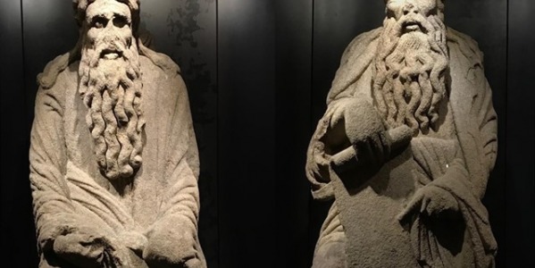 Dos esculturas del Pórtico de la Gloria de Santiago.
